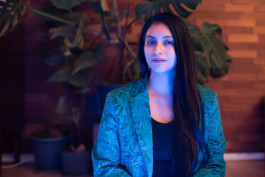 Portrait der Künstlerin Daniela Zambrano Almidon für die Biennale für Freiburg 3, 2025. Sie wird mit einem bläulichen Licht beleuchtet. 