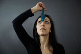 Portrait der Künstlerin Elisa Duca für die Biennale für Freiburg 3, 2025. Sie schaut nach oben zu einem