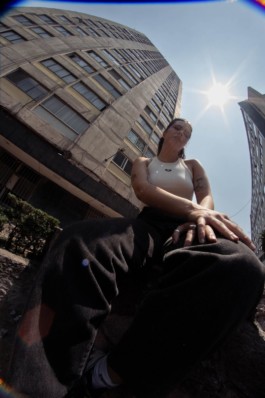 Portrait der Künstlerin Paloma Contreras Lomas für die Biennale für Freiburg 3, 2025. Sie wird von unten fotografiert, mit der Sonne im Hintergrund.